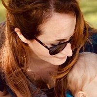 Claire, jeune maman, penchée vers son bébé lors d'une sortie au parc.