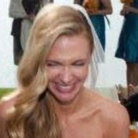 Sonia, maman au grand sourire, cheveux blonds, photo prise en extérieur.